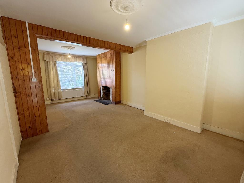 Lot: 91 - MID-TERRACE HOUSE FOR IMPROVEMENT - Living and dining room